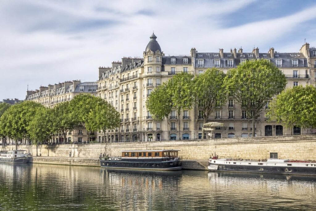 découvrez le 47 quai d'austerlitz, un lieu emblématique du 13e arrondissement de paris, riche en histoire et en culture, et explorez ses attraits uniques au cœur de la capitale.