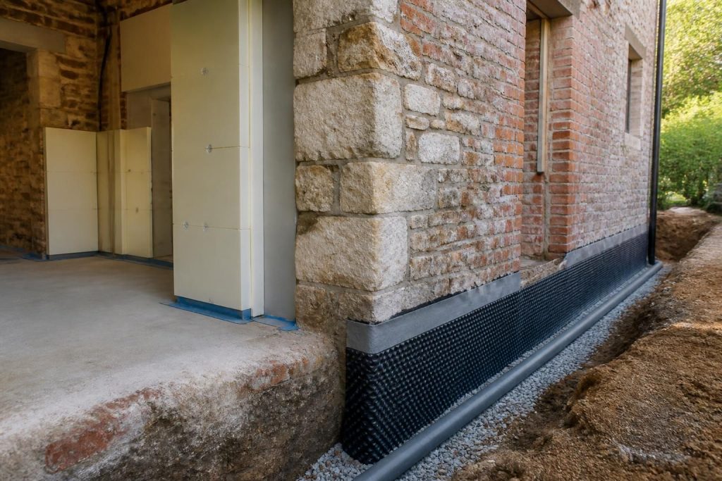 découvrez les meilleures techniques d'isolation pour les anciennes maisons avec murs en pierre ou en brique, et des solutions efficaces contre l'humidité pour un confort optimal.